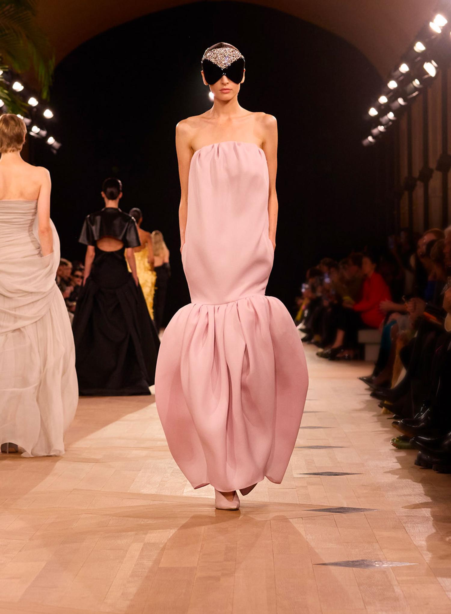 Paris Couture's New Silhouette: Corsets, Weightlessness and Clothes That Refuse to Behave — image 3